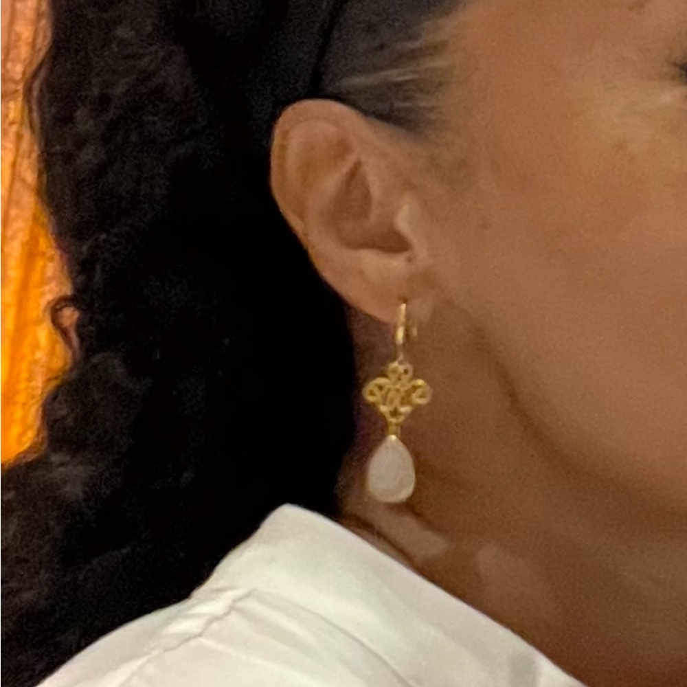 Elegant Vintage Style Drop Earrings w/ Natural White Stone